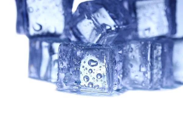 Cubes de glace sur fond blanc. — Photo