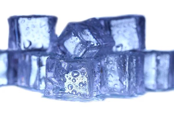 Cubos de hielo sobre fondo blanco. — Foto de Stock