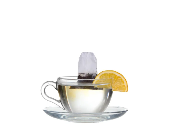 Thé dans une tasse en verre isolé sur fond blanc — Photo