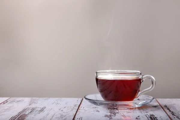 Chá no fundo cinza de madeira — Fotografia de Stock