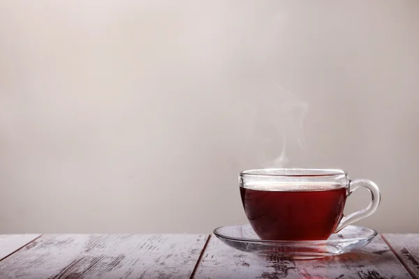Чай на дерев'яному сірому фоні — стокове фото
