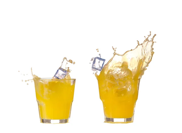 Apelsinjuice på vit bakgrund — Stockfoto