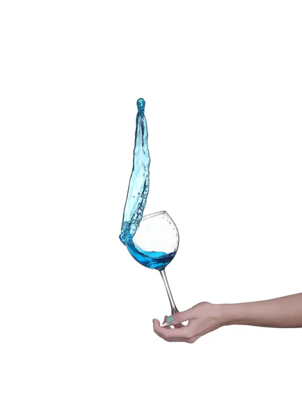 Синий алкогольный коктейль на белом изолированном брызге — стоковое фото