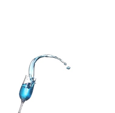 Cocktails alcoolisés bleu sur blanc splash isolat