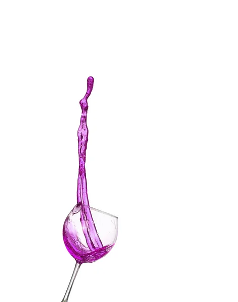 Cocktail alcoólico roxo no respingo isolado branco — Fotografia de Stock