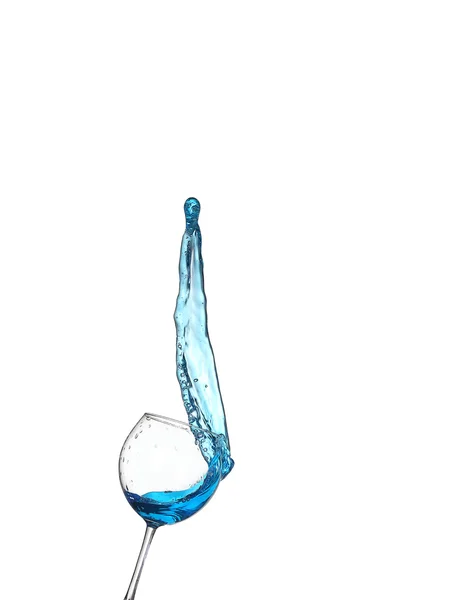 Coquetel alcoólico azul no respingo isolado branco — Fotografia de Stock