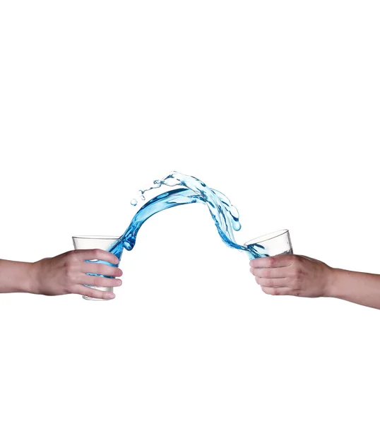 Salpicaduras de agua azul en vidrio sostenido a mano, fondo blanco —  Fotos de Stock