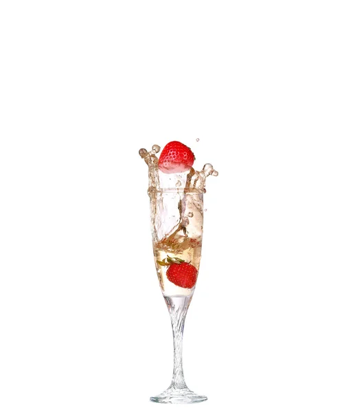 Singola fragola spruzzando in un bicchiere di champagne — Foto Stock