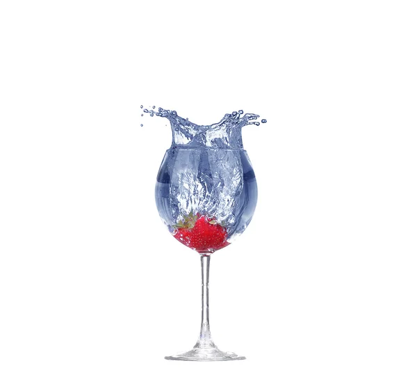 Fraise éclaboussure dans un verre à cocktail sur blanc — Photo