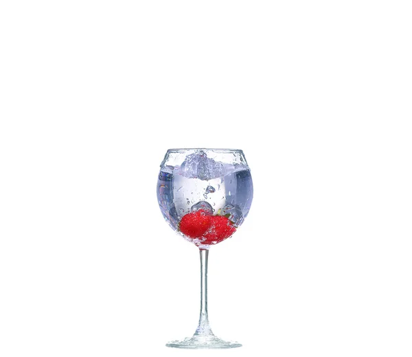 Φράουλα βουτιά σε ένα ποτήρι κοκτέιλ σε λευκό — Φωτογραφία Αρχείου