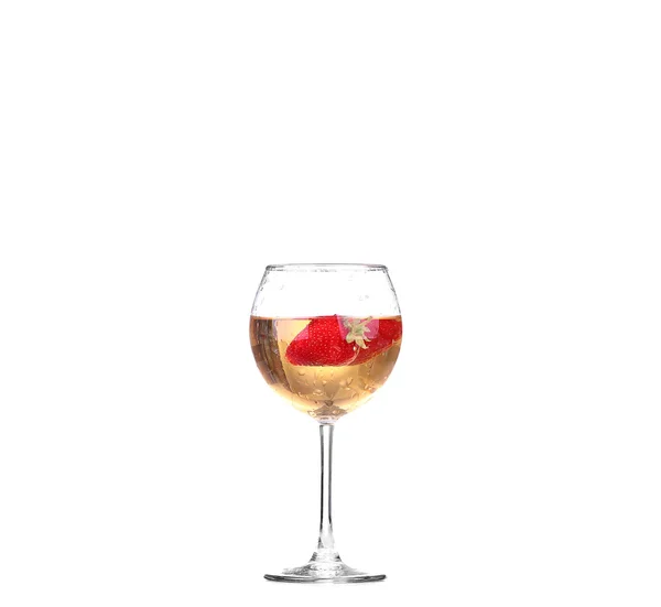 Morango único salpicando em um copo de vinho — Fotografia de Stock
