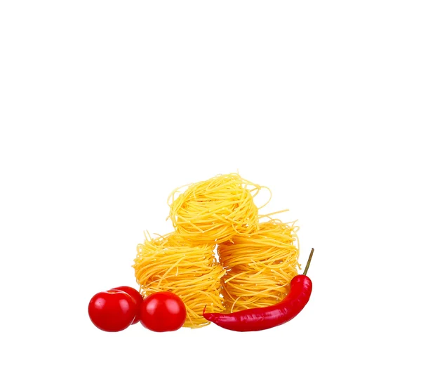 Ingredienti per pasta. Spaghetti, cherie, peperoncino, aglio isolato su bianco — Foto Stock