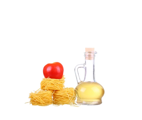 Ingredienti per pasta. Spaghetti, cherie, peperoncino, olio, aglio isolato su bianco — Foto Stock
