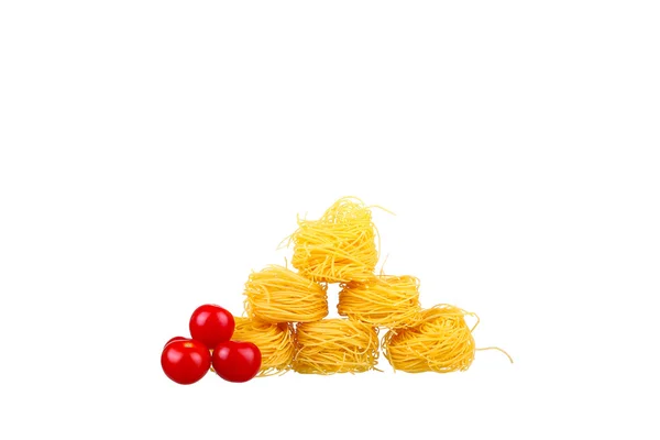 Rad torr boet pasta på vit och körsbär — Stockfoto