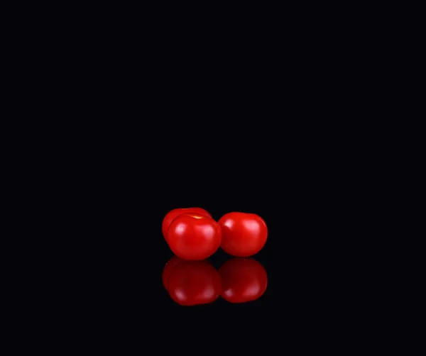 Свіжі помідори на чорному тлі — стокове фото