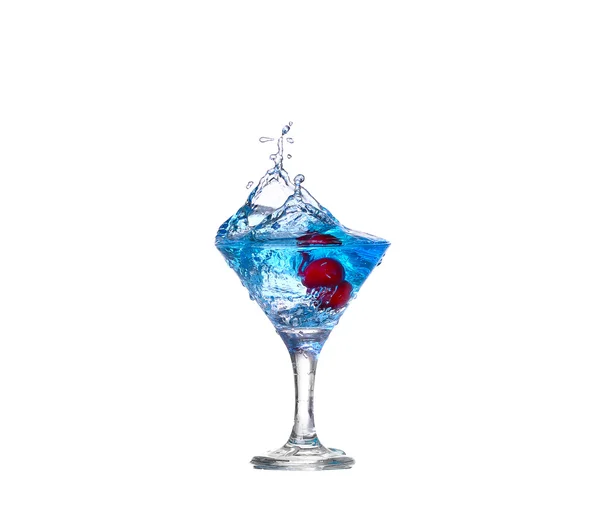 Cocktail azul com salpicos de cereja no branco — Fotografia de Stock