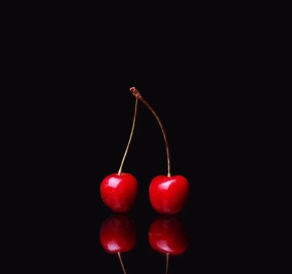 Due ciliegie su sfondo nero — Foto Stock