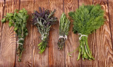 taze otlar üzerinde ahşap arka plan asılı