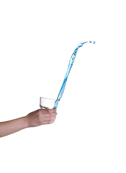 Blaues Spritzwasser im Glas mit der Hand gehalten, weißer Hintergrund — Stockfoto