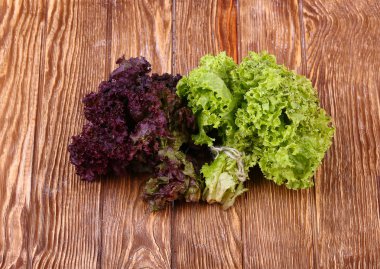 taze otlar üzerinde ahşap arka plan asılı