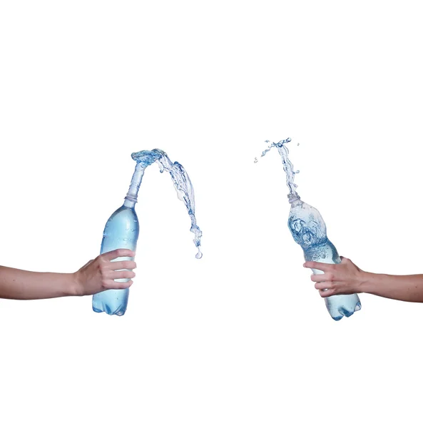 Wasserflasche mit Wasserspritzer in der Hand — Stockfoto