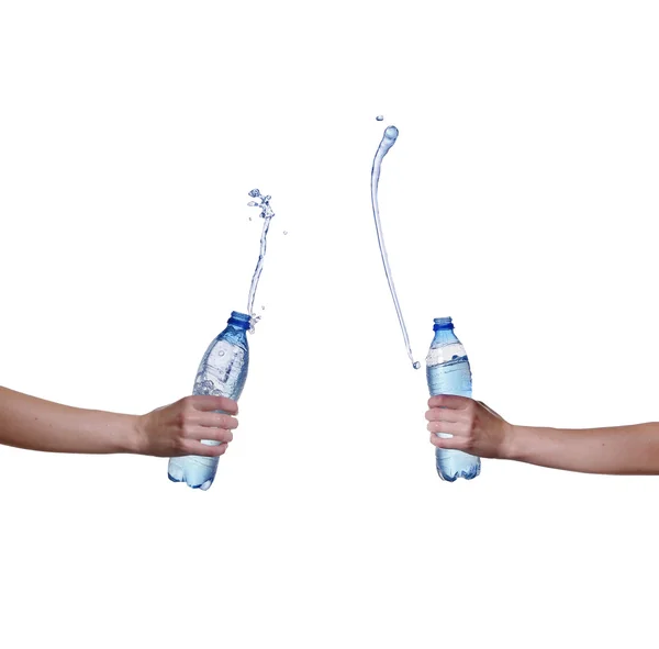 Garrafa de água com respingo de água na mão — Fotografia de Stock