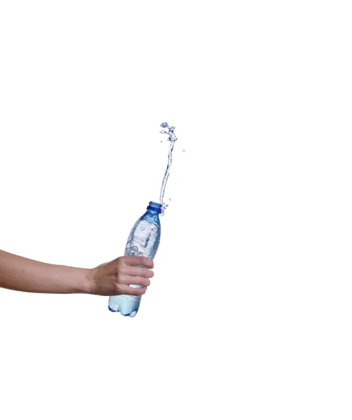 手に水のしぶきと水のボトル — ストック写真