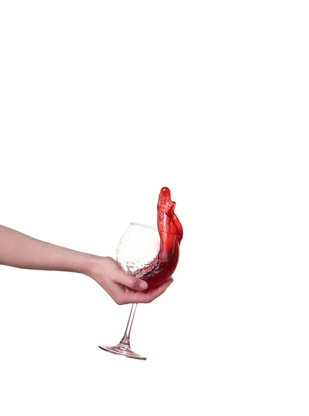 Червоне вино бризкає зі скла, ізольоване на білому тлі — стокове фото