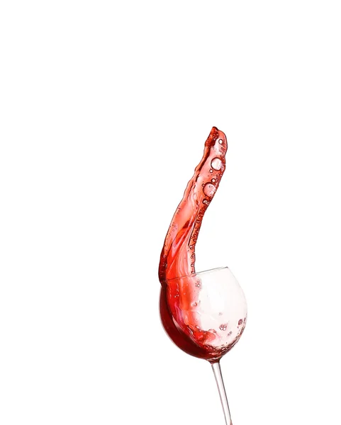 Rotwein spritzt aus Glas, isoliert auf weißem Hintergrund — Stockfoto