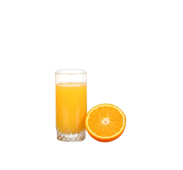 Sinaasappelsap en op wit geïsoleerde schijfjes sinaasappel — Stockfoto