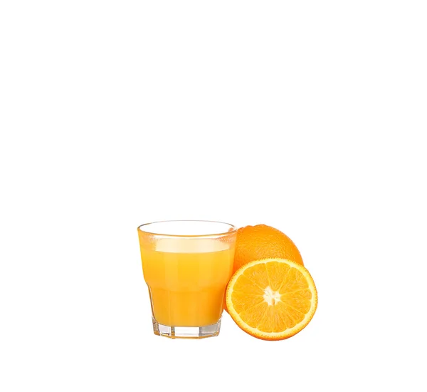 Pomerančová šťáva a plátky pomeranče izolované na bílém — Stock fotografie