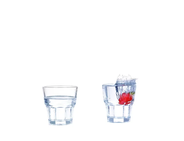 Колаж Полуниця, кубики льоду в склянку — стокове фото