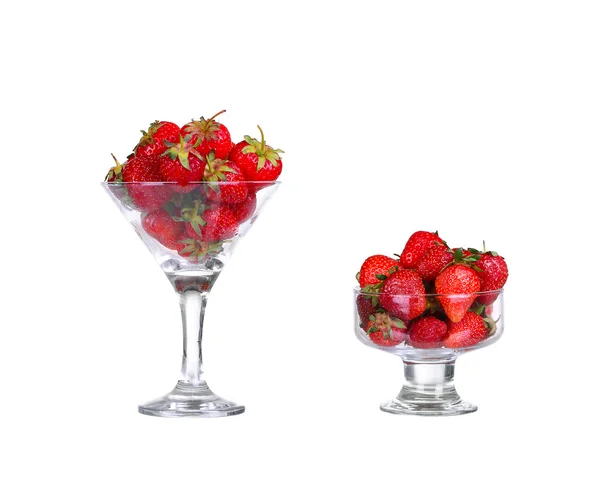 Коллаж Свежие фрукты клубники в стеклянной тарелке изолированы на WH — стоковое фото