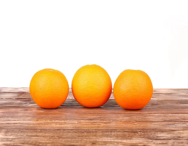 Orangen auf einem Holzbrett — Stockfoto