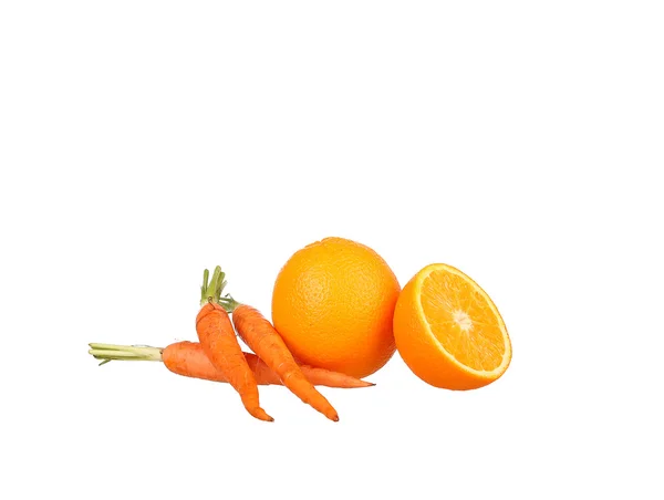 Naranja y zanahoria en aislado blanco — Foto de Stock