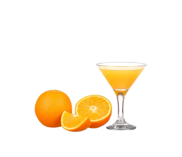 Апельсиновый сок и ломтики апельсина изолированы на белом — стоковое фото