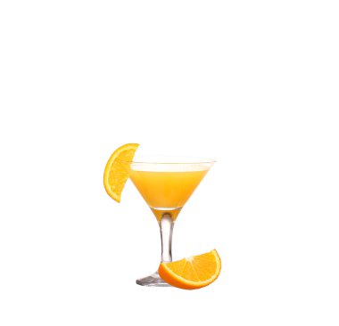 Portakal suyu ve beyaz üzerine izole edilmiş portakal dilimleri.