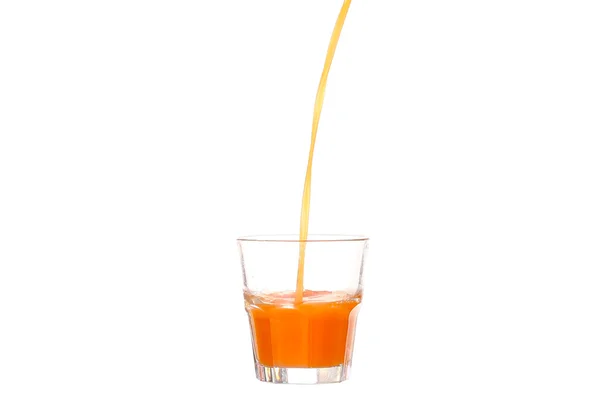 Juice häller i glas isolerat på vitt — Stockfoto