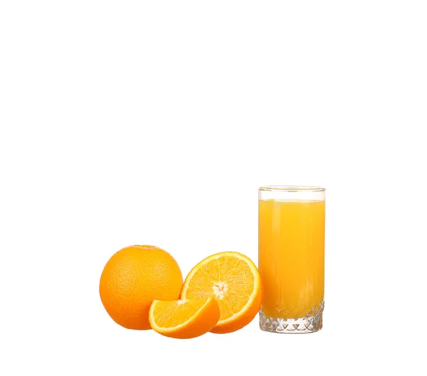 Orangensaft und Orangenscheiben isoliert auf weiß — Stockfoto