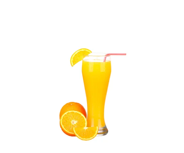 Succo d'arancia e fette di arancia isolate su bianco — Foto Stock