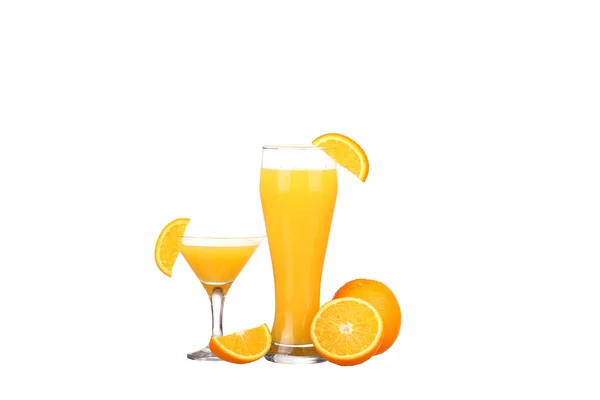 Jus d'orange et tranches d'orange isolées sur blanc — Photo