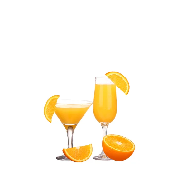 Jus d'orange et tranches d'orange isolées sur blanc — Photo