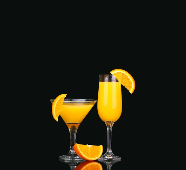 Succo d'arancia biologico fresco e vodka in un bicchiere alto su uno sfondo nero — Foto Stock
