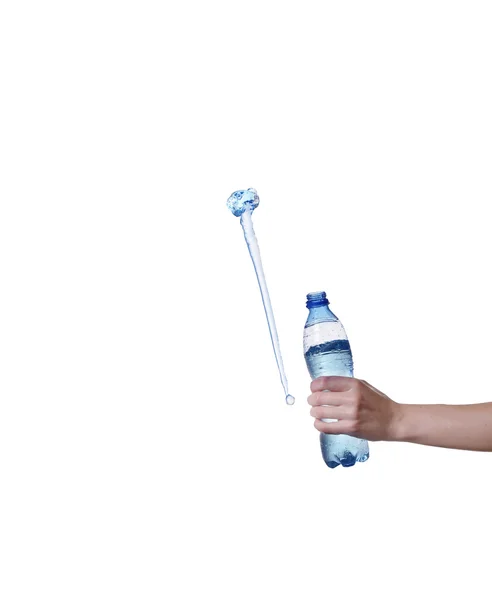 Botella de agua con chorro de agua en la mano — Foto de Stock