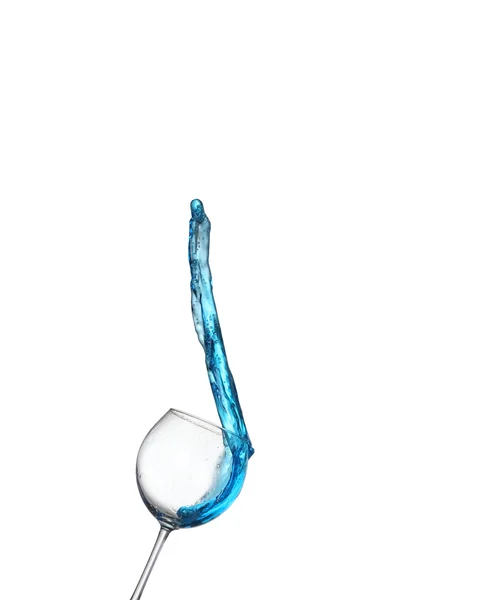 Синий алкогольный коктейль на белом изолированном брызге — стоковое фото