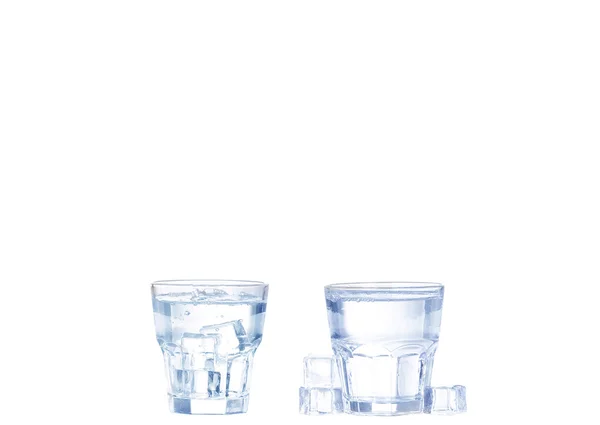 Egy pohár tiszta víz jégkockákkal. Fehér alapon elszigetelve — Stock Fotó