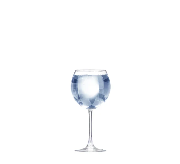 Verre d'eau isolé sur fond blanc. — Photo