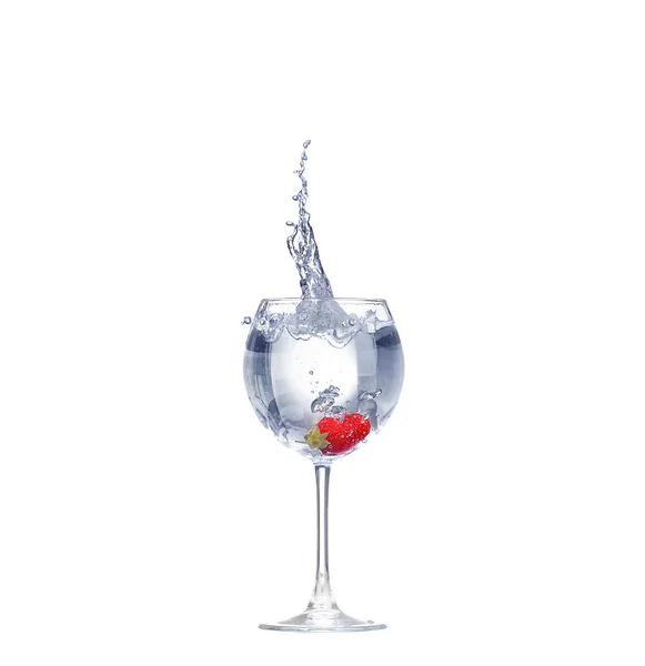 Fraise éclaboussure dans un verre à cocktail sur blanc — Photo