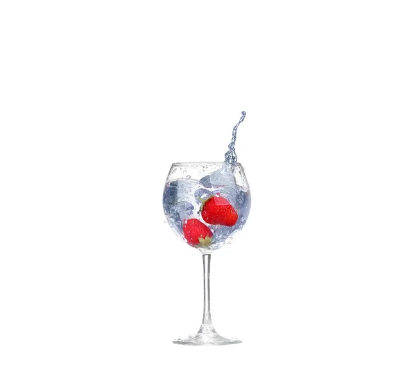 Aardbei plons in een cocktailglas op wit — Stockfoto