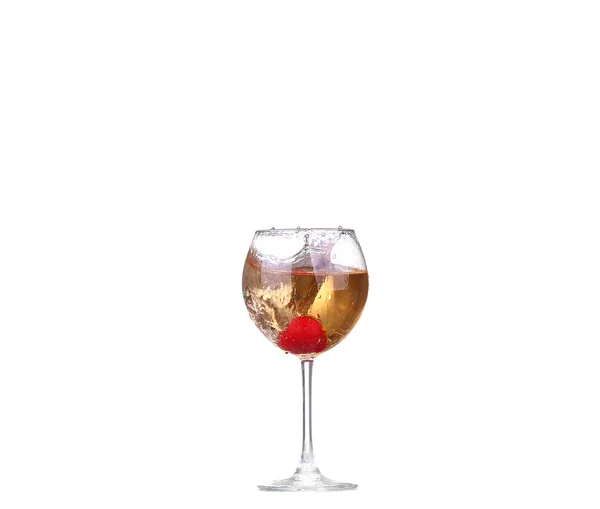 Eine einzige Erdbeere spritzt in ein Glas Wein — Stockfoto